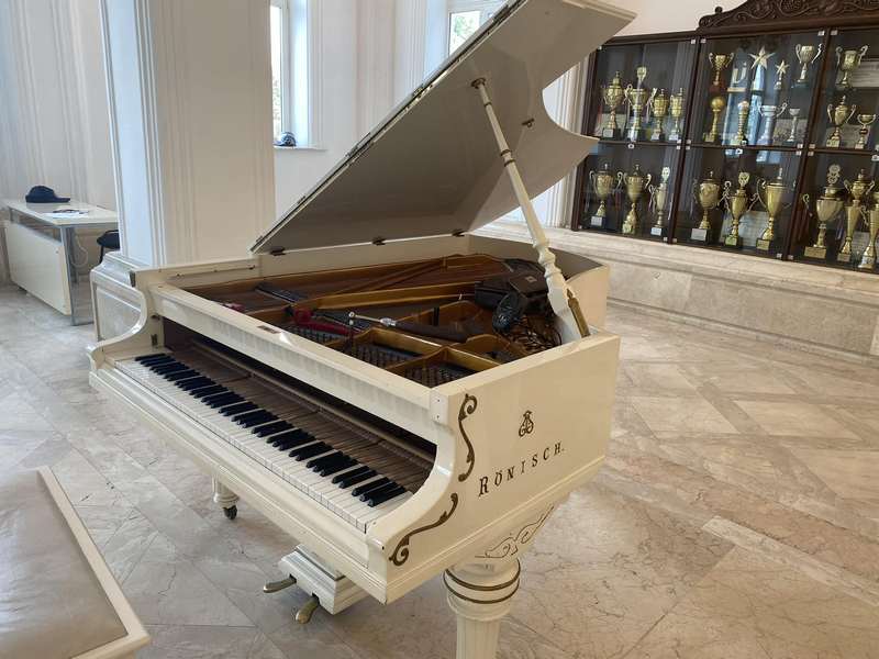 Rönisch white grand piano, c. 1897–1917